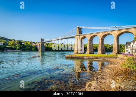 Telfords Menai Suspension Bridge vom Festland von Wales nach Anglesey, eröffnet 1826. Stockfoto