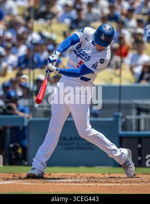 Los Angeles, Kalifornien, USA. August 2025. 17. August 2025: Los Angeles Dodger FREDDIE FREEMAN trifft im ersten Inning gegen San Diego Padres einen Homerun. Die Dodgers gewannen das Spiel mit 5:4. (Kreditbild: © Mark Edward Harris/ZUMA Press Wire) NUR REDAKTIONELLE VERWENDUNG! Nicht für kommerzielle ZWECKE! Stockfoto