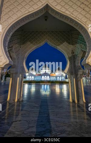Mit ihren hellen weißen Wänden und majestätischen schwarzen Kuppeln ist die 130 Jahre alte große Moschee von Baiturrahman ein großartiger Ort. Es war hier, die Hunderte von Stockfoto