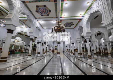 Wenn Sie den Hauptraum der Moschee betreten, sehen Sie eine große Fläche mit einem dominierenden weißen Marmorboden aus Italien. Der Hauptraum ist voll mit Stockfoto