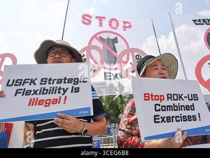 Protest gegen gemeinsame Militärübung USA-Südkorea Mitglieder der Bürgergruppe Solidarität für Frieden und Wiedervereinigung Koreas protestieren vor dem Verteidigungsministerium in Yongsan, Seoul, Südkorea, 18. August 2025. Die Fraktion fordert die sofortige Aussetzung der gemeinsamen Militärübung zwischen den USA und Südkorea, Ulchi Freedom Shield. Seoul Korea, Republik Copyright: XMatrixxImages/LeexSang-hoonx Stockfoto