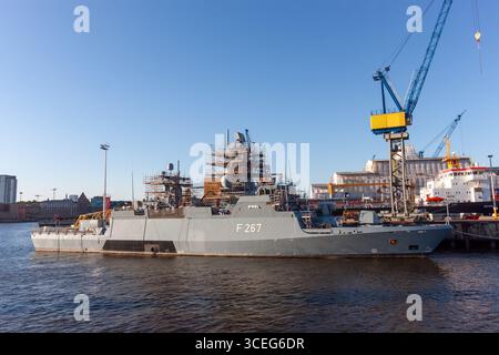 HAMBURG, DEUTSCHLAND - 12. AUGUST 2024: Eine Korvette der Deutschen Marine, die Magdeburg (F 267), wird im Hamburger Hafen instand gehalten Stockfoto