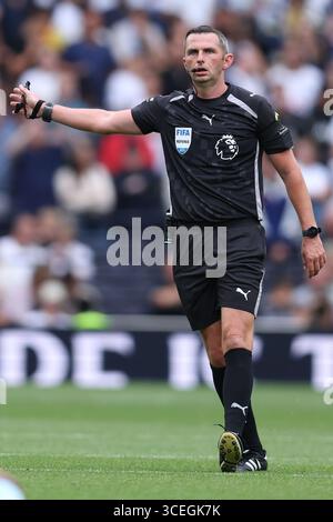 London, Großbritannien. August 2025. Schiedsrichter Michael Oliver beim Spiel Tottenham Hotspur gegen Burnley Premier League im Tottenham Hotspur Stadium, London. Der Bildnachweis sollte lauten: Paul Terry/Sportimage Credit: Sportimage Ltd/Alamy Live News Stockfoto