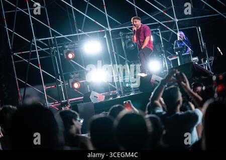 Pescara, Italien. August 2025. Rocco Hunt tritt am 17. August 2025 im Stadio del Mare in Pescara, Italien, 2025 auf. (Foto: Marco Zac/NurPhoto) Credit: NurPhoto SRL/Alamy Live News Stockfoto