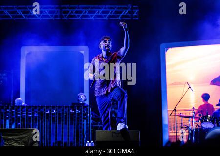 Rocco Hunt tritt am 17. August 2025 im Stadio del Mare in Pescara, Italien, 2025 auf. (Foto: Marco Zac/NurPhoto) Stockfoto