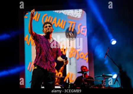 Rocco Hunt tritt am 17. August 2025 im Stadio del Mare in Pescara, Italien, 2025 auf. (Foto: Marco Zac/NurPhoto) Stockfoto