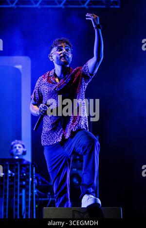 Rocco Hunt tritt am 17. August 2025 im Stadio del Mare in Pescara, Italien, 2025 auf. (Foto: Marco Zac/NurPhoto) Stockfoto