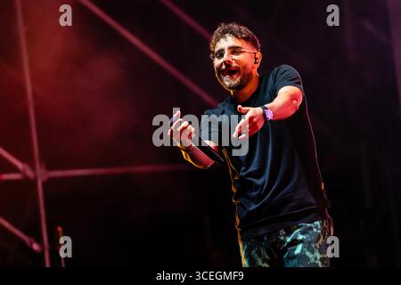 Rocco Hunt tritt am 17. August 2025 im Stadio del Mare in Pescara, Italien, 2025 auf. (Foto: Marco Zac/NurPhoto) Stockfoto