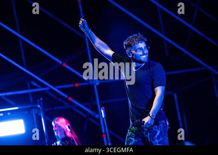 Rocco Hunt tritt am 17. August 2025 im Stadio del Mare in Pescara, Italien, 2025 auf. (Foto: Marco Zac/NurPhoto) Stockfoto