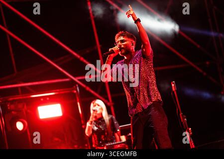 Rocco Hunt tritt am 17. August 2025 im Stadio del Mare in Pescara, Italien, 2025 auf. (Foto: Marco Zac/NurPhoto) Stockfoto