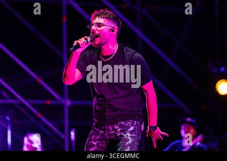 Rocco Hunt tritt am 17. August 2025 im Stadio del Mare in Pescara, Italien, 2025 auf. (Foto: Marco Zac/NurPhoto) Stockfoto