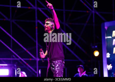 Rocco Hunt tritt am 17. August 2025 im Stadio del Mare in Pescara, Italien, 2025 auf. (Foto: Marco Zac/NurPhoto) Stockfoto