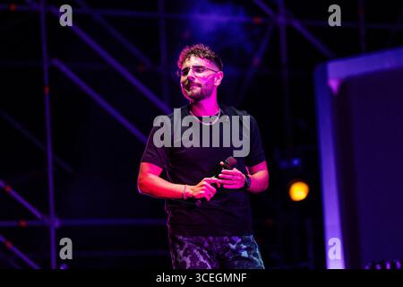 Rocco Hunt tritt am 17. August 2025 im Stadio del Mare in Pescara, Italien, 2025 auf. (Foto: Marco Zac/NurPhoto) Stockfoto