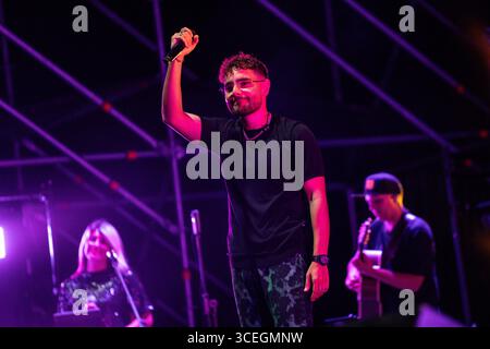 Rocco Hunt tritt am 17. August 2025 im Stadio del Mare in Pescara, Italien, 2025 auf. (Foto: Marco Zac/NurPhoto) Stockfoto