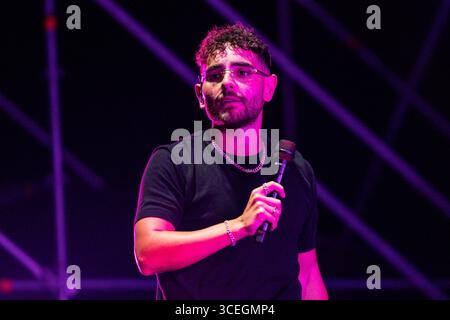 Rocco Hunt tritt am 17. August 2025 im Stadio del Mare in Pescara, Italien, 2025 auf. (Foto: Marco Zac/NurPhoto) Stockfoto