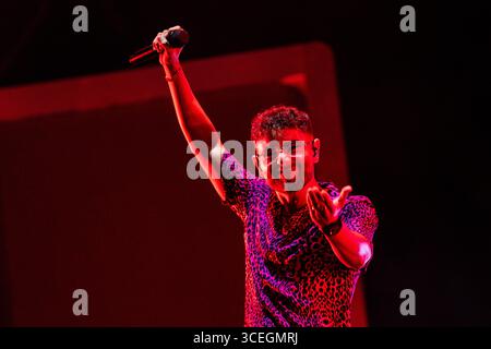 Pescara, Italien. August 2025. Rocco Hunt tritt am 17. August 2025 im Stadio del Mare in Pescara, Italien, 2025 auf. (Foto: Marco Zac/NurPhoto) Credit: NurPhoto SRL/Alamy Live News Stockfoto