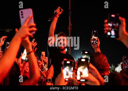 Pescara, Italien. August 2025. Rocco Hunt tritt am 17. August 2025 im Stadio del Mare in Pescara, Italien, 2025 auf. (Foto: Marco Zac/NurPhoto) Credit: NurPhoto SRL/Alamy Live News Stockfoto