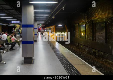 U-Bahn, die am Bahnsteig Sunderland, Tyne and Wear, England, Großbritannien ankommt Stockfoto