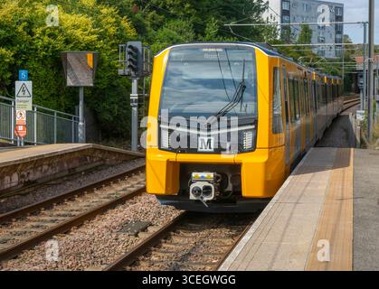 Tyne and Wear Metro-Zug zum Flughafen an der University Station, Sunderland, Tyne and Wear, England, Großbritannien Stockfoto