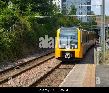Tyne and Wear Metro-Zug zum Flughafen an der University Station, Sunderland, Tyne and Wear, England, Großbritannien Stockfoto