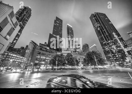 New York City, NY - 14. Juni 2025: Nächtlicher Blick auf den Columbus Circle in NYC mit Stadtlichtern, Bewegungsunschärfen von Autos und urbaner Energie. Stockfoto