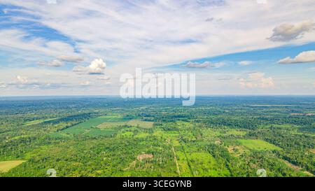 Atemberaubende Aussicht aus der Vogelperspektive auf die lebendige grüne Landschaft in Putumayo, Kolumbien, mit reicher Vegetation und ruhiger Natur unter einem blauen Himmel. Stockfoto