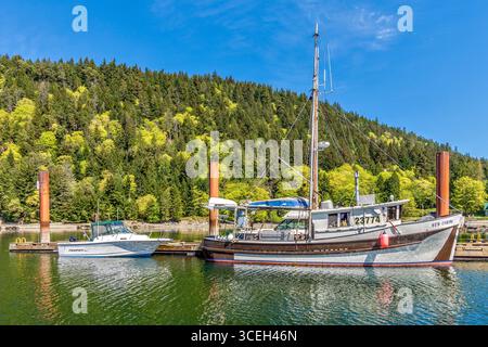 Sportboote in einem kleinen Hafen an der Westküste von Hornby Island, British Columbia, Kanada. Stockfoto