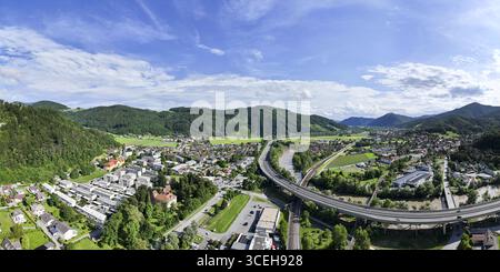 Panoramablick auf Peggau, eine Stadt zwischen den grünen Bergen, mit der gewundenen Mur und der Autobahn S36, die durch die Landschaft führt, Peggau-Deutschfeistritz, Steiermark, Österreich. Stockfoto