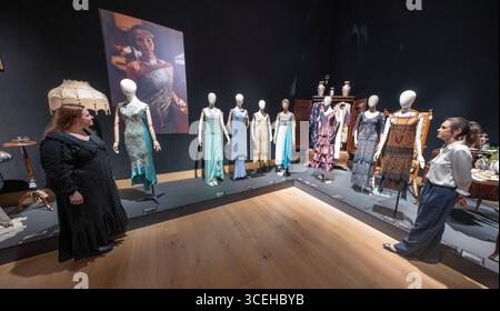 Bonhams, London, Großbritannien. August 2025. Vorschau auf Verkauf und Ausstellung von Downton Abbey: Die Auktion in Bonhams. Nach sechs Staffeln von 2010 bis 2015, mit einem dritten und letzten Film, der im September auf den Bildschirm kommt, ist die Wahrzeichen-Serie Downton Abbey zum letzten Abschied bereit. Bevor die Türen von Downton schließen, halten Bonhams eine Abschiedsausstellung und Auktion von Requisiten, Kostümen und Bühnenbildern aus der ganzen Serie ab, die vom 18. August bis 16. September online läuft Quelle: Malcolm Park/Alamy Live News Stockfoto