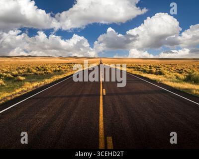 Die malerische Landstraße El Malpais New Mexico führt durch raues Wüstengelände und vulkanische Landschaft Stockfoto