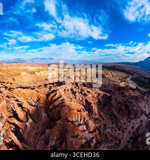 Route 68 durch farbenfrohe Canyons, Quebrada de las Conchas, Salta, Argentinien Stockfoto