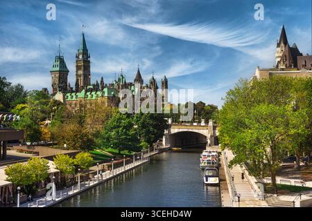 Ottawa Canada Blick auf die historischen Gebäude des Parliament Hill am Rideau Canal im Stadtzentrum von Ontario Stockfoto