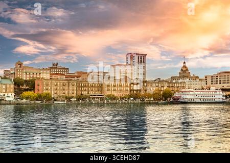Savannah Georgia USA Blick auf die Skyline der Innenstadt und das Flussgebiet vom Ufer des Savannah River Stockfoto
