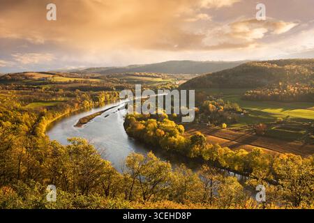 Malerisches Pennsylvania-Tal und gewundener Fluss umgeben von lebhaften Herbstbäumen unter blauem Himmel Stockfoto