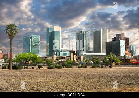 Phoenix Arizona USA Downtown Skyline mit modernen Wolkenkratzern und Wüstenlandschaft unter klarem blauem Himmel Stockfoto