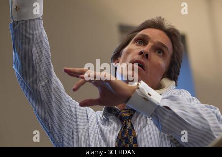 The Wolf of Wall Street ist eine US-amerikanische, biografische, schwarze Comedy-Krimi-Komödie aus dem Jahr 2013, die von Martin Scorsese produziert und Regie führt und von Terence Winter geschrieben wurde und auf Jordan Belforts Memoiren aus dem Jahr 2007 basiert. Der Film spielt Leonardo DiCaprio als Belfort, Jonah Hill als Geschäftspartner und Freund Donnie Azoff, Margot Robbie als seine zweite Frau Naomi Lapaglia, Matthew McConaughey als seinen Mentor und ehemaligen Boss Mark Hanna und Kyle Chandler als FBI-Spezialagent Patrick Denham, der Gregory Coleman porstellt. Es ist DiCaprios fünfte Zusammenarbeit mit Scorsese. Stockfoto
