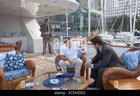 The Wolf of Wall Street ist eine US-amerikanische, biografische, schwarze Comedy-Krimi-Komödie aus dem Jahr 2013, die von Martin Scorsese produziert und Regie führt und von Terence Winter geschrieben wurde und auf Jordan Belforts Memoiren aus dem Jahr 2007 basiert. Der Film spielt Leonardo DiCaprio als Belfort, Jonah Hill als Geschäftspartner und Freund Donnie Azoff, Margot Robbie als seine zweite Frau Naomi Lapaglia, Matthew McConaughey als seinen Mentor und ehemaligen Boss Mark Hanna und Kyle Chandler als FBI-Spezialagent Patrick Denham, der Gregory Coleman porstellt. Es ist DiCaprios fünfte Zusammenarbeit mit Scorsese. Stockfoto