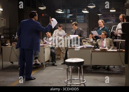 The Wolf of Wall Street ist eine US-amerikanische, biografische, schwarze Comedy-Krimi-Komödie aus dem Jahr 2013, die von Martin Scorsese produziert und Regie führt und von Terence Winter geschrieben wurde und auf Jordan Belforts Memoiren aus dem Jahr 2007 basiert. Der Film spielt Leonardo DiCaprio als Belfort, Jonah Hill als Geschäftspartner und Freund Donnie Azoff, Margot Robbie als seine zweite Frau Naomi Lapaglia, Matthew McConaughey als seinen Mentor und ehemaligen Boss Mark Hanna und Kyle Chandler als FBI-Spezialagent Patrick Denham, der Gregory Coleman porstellt. Es ist DiCaprios fünfte Zusammenarbeit mit Scorsese. Stockfoto