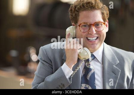 The Wolf of Wall Street ist eine US-amerikanische, biografische, schwarze Comedy-Krimi-Komödie aus dem Jahr 2013, die von Martin Scorsese produziert und Regie führt und von Terence Winter geschrieben wurde und auf Jordan Belforts Memoiren aus dem Jahr 2007 basiert. Der Film spielt Leonardo DiCaprio als Belfort, Jonah Hill als Geschäftspartner und Freund Donnie Azoff, Margot Robbie als seine zweite Frau Naomi Lapaglia, Matthew McConaughey als seinen Mentor und ehemaligen Boss Mark Hanna und Kyle Chandler als FBI-Spezialagent Patrick Denham, der Gregory Coleman porstellt. Es ist DiCaprios fünfte Zusammenarbeit mit Scorsese. Stockfoto