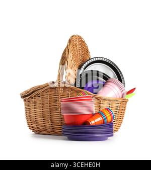 Korb aus Korb mit Einweggeschirr aus Kunststoff, isoliert auf weiß Stockfoto