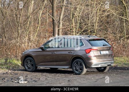 Petrvald, Tschechien - 29. Dezember 2023: Brauner Skoda Kamiq Crossover-Wagen mit Leichtmetallfelgen in der Nähe des Waldes Stockfoto