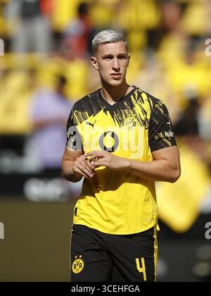 DORTMUND - Nico Schlotterbeck von Borussia Dortmund während eines Freundschaftsspiels zwischen Borussia Dortmund und Juventus im Signal Iduna Park Stadion am 10. August 2025 in Dortmund. ANP | Hollandse Hoogte | BART STOUTJESDIJK Stockfoto