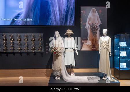 Bonhams, London, Großbritannien. August 2025. Vorschau auf Verkauf und Ausstellung von Downton Abbey: Die Auktion in Bonhams. Nach sechs Staffeln von 2010 bis 2015, mit einem dritten und letzten Film, der im September auf den Bildschirm kommt, ist die Wahrzeichen-Serie Downton Abbey zum letzten Abschied bereit. Bevor die Türen von Downton schließen, halten Bonhams eine Abschiedsausstellung und Auktion von Requisiten, Kostümen und Bühnenbildern aus der ganzen Serie ab, die vom 18. August bis 16. September online läuft Quelle: Malcolm Park/Alamy Live News Stockfoto
