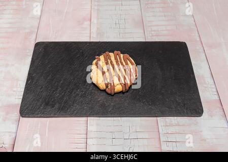 Blonde Schokolade und Fleur de Sel Cookies: Hausgemachte blonde Schokoladenchips mit Maldon-Salzflocken, die bei jedem Biss explodieren Stockfoto