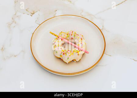 Artisanal Donuts gefüllt mit Custard: Ein großzügiger Schuss französischer Vanille, der beim ersten Biss fließt Stockfoto
