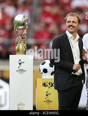 STUTTGART – 16. AUGUST: Joel Beckenbauer mit dem Pokal vor dem Franz-Beckenbauer-Supercup 2025 Spiel zwischen VfB Stuttgart und FC Bayern München in der MHPArena am 16. August 2025 in Stuttgart. © diebilderwelt / Alamy Stock Stockfoto