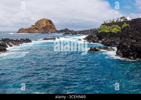 Porto Moniz, Madeira - 7. Juli 2025; die schwarzen Felsen der Vulkaninsel und das türkisfarbene Wasser des Atlantischen Ozeans. Hochwertige Fotos Stockfoto