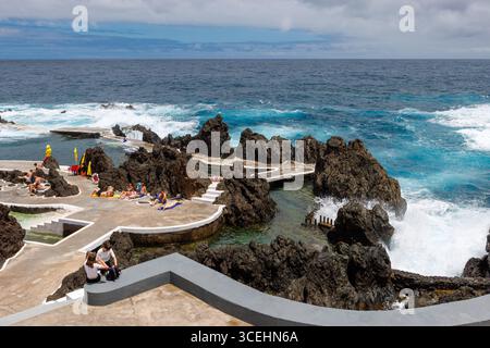 Porto Moniz, Madeira - 7. Juli 2025; natürliche Lavabecken mit Infrastruktur für Freizeit und Schwimmen. Schwimmen in Lavabecken. Hochwertige Fotos Stockfoto