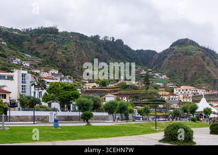 Porto Moniz, Madeira - 5. Juli 2025; Blick auf die Stadt Porto Moniz von den Lavabecken. Die Stadt liegt an den Hängen der Insel. Hochwertige Fotos Stockfoto