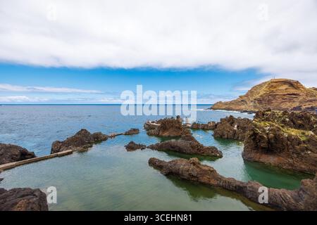 Porto Moniz, Madeira - 7. Juli 2025; natürliche Lavabecken mit schwimmenden Menschen. Herrlicher Blick auf die Klippen und den Atlantischen Ozean. Hoch qua Stockfoto